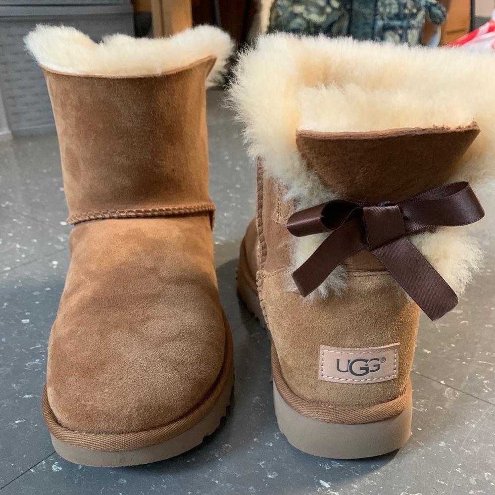 UGG low Bailey Bow in color Chestnut